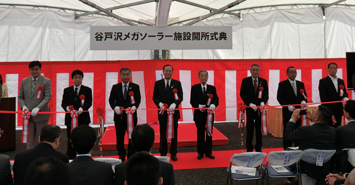 関係者によるテープカット