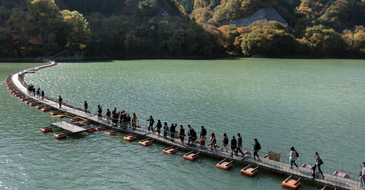 紅葉が見ごろとなった奥多摩湖畔